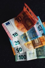 Minimalna plača se zvišuje za 100 evrov neto