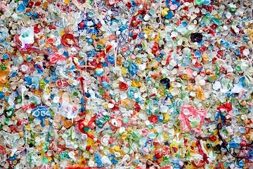 Sprejeta Uredba o zmanjšanju vpliva nekaterih plastičnih proizvodov na okolje